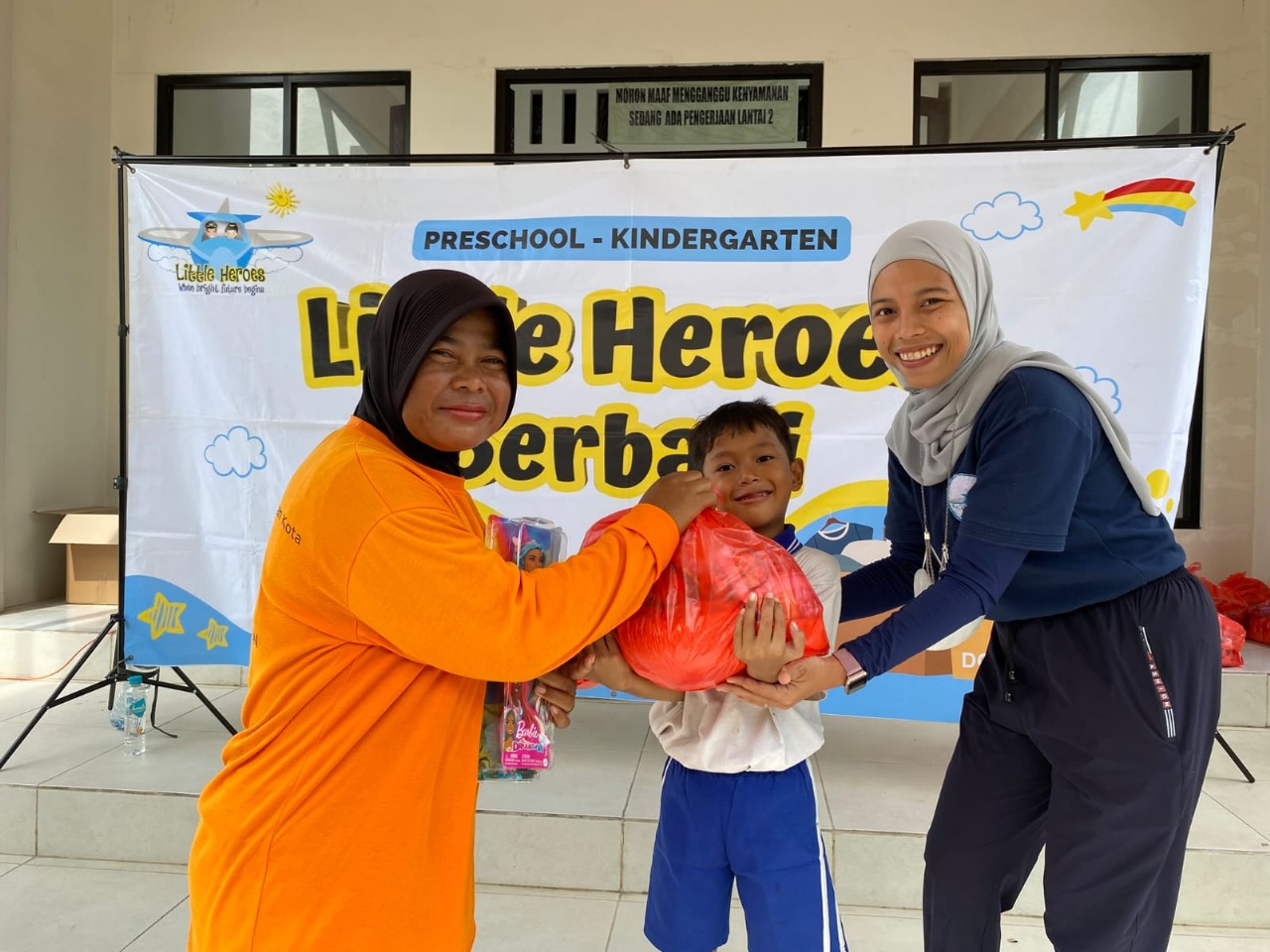 Hari Pahlawan - Anak-anak menghormati jasa para pahlawan dan belajar nilai-nilai kepahlawanan