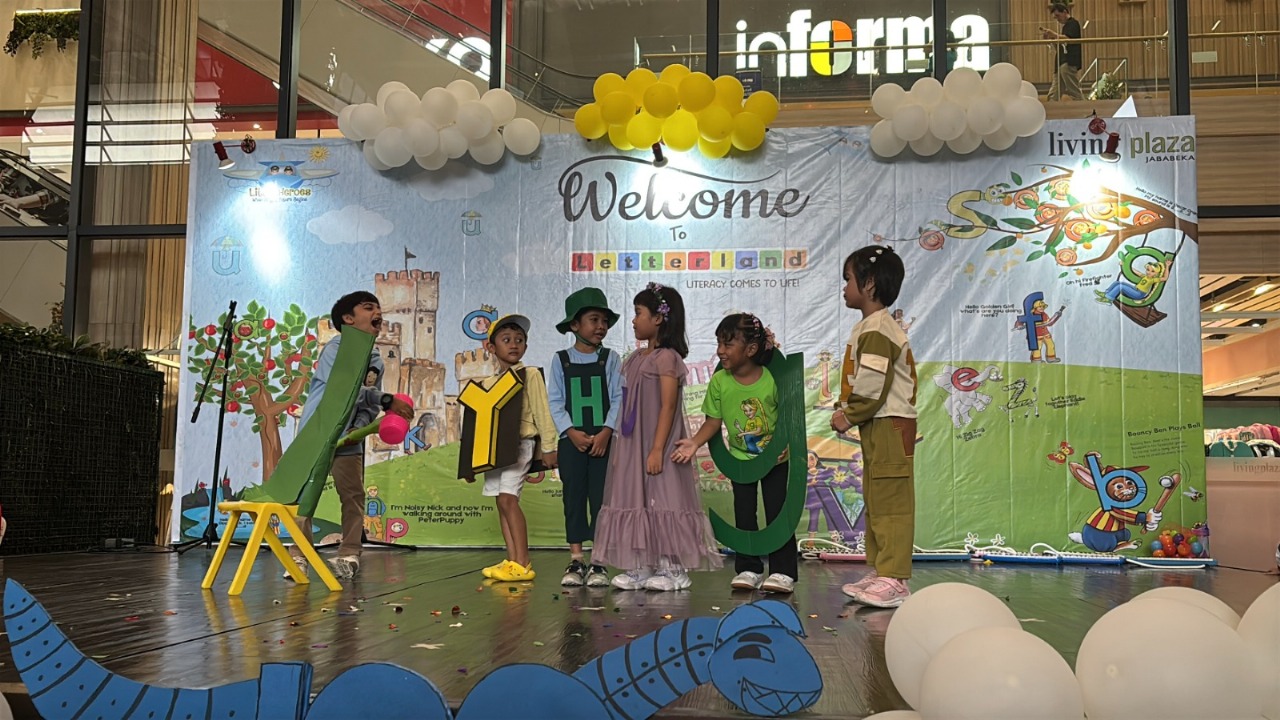 Festival Letterland - Anak-anak berkostum karakter huruf dalam festival pembelajaran yang meriah