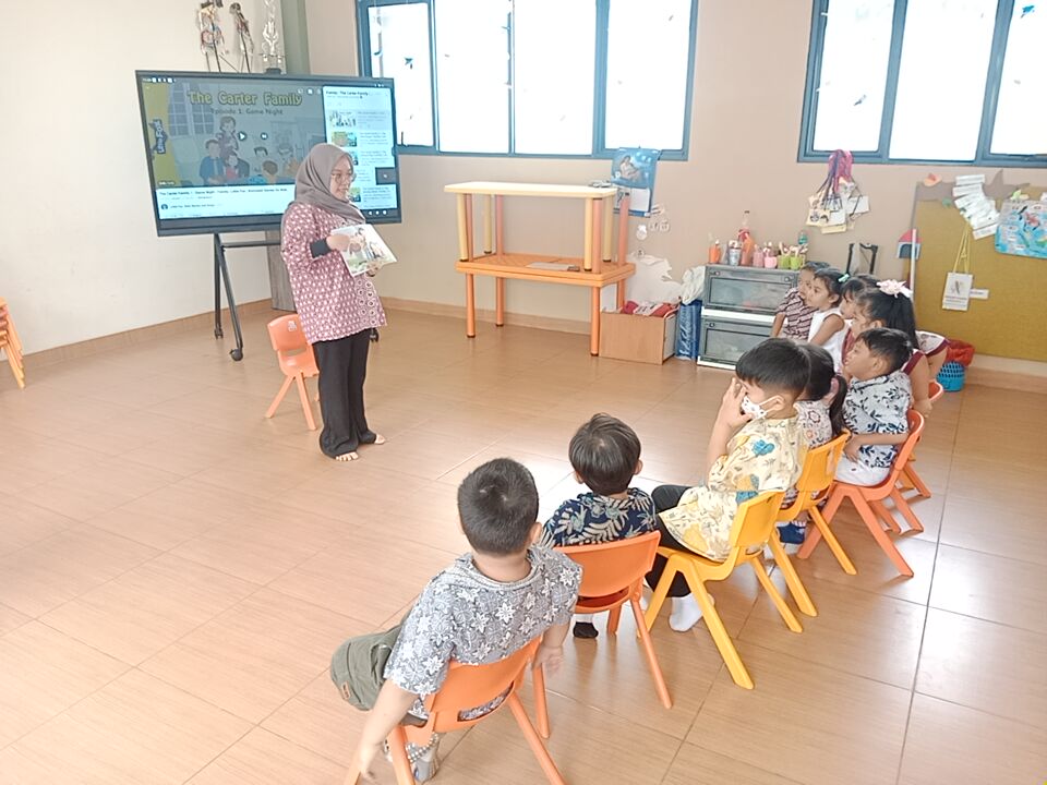 English Club - Pembelajaran bahasa Inggris melalui kegiatan menyenangkan dan interaktif